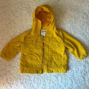 Like New Old Navy 6-12M Yellow Zip-Up & Velcro Infant Raincoat w/ Pockets & Hood